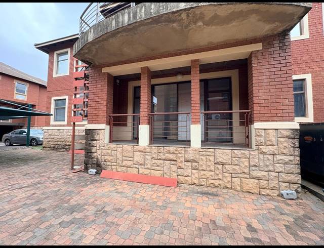500M² OFFICE FOR SALE IN FOURWAYS